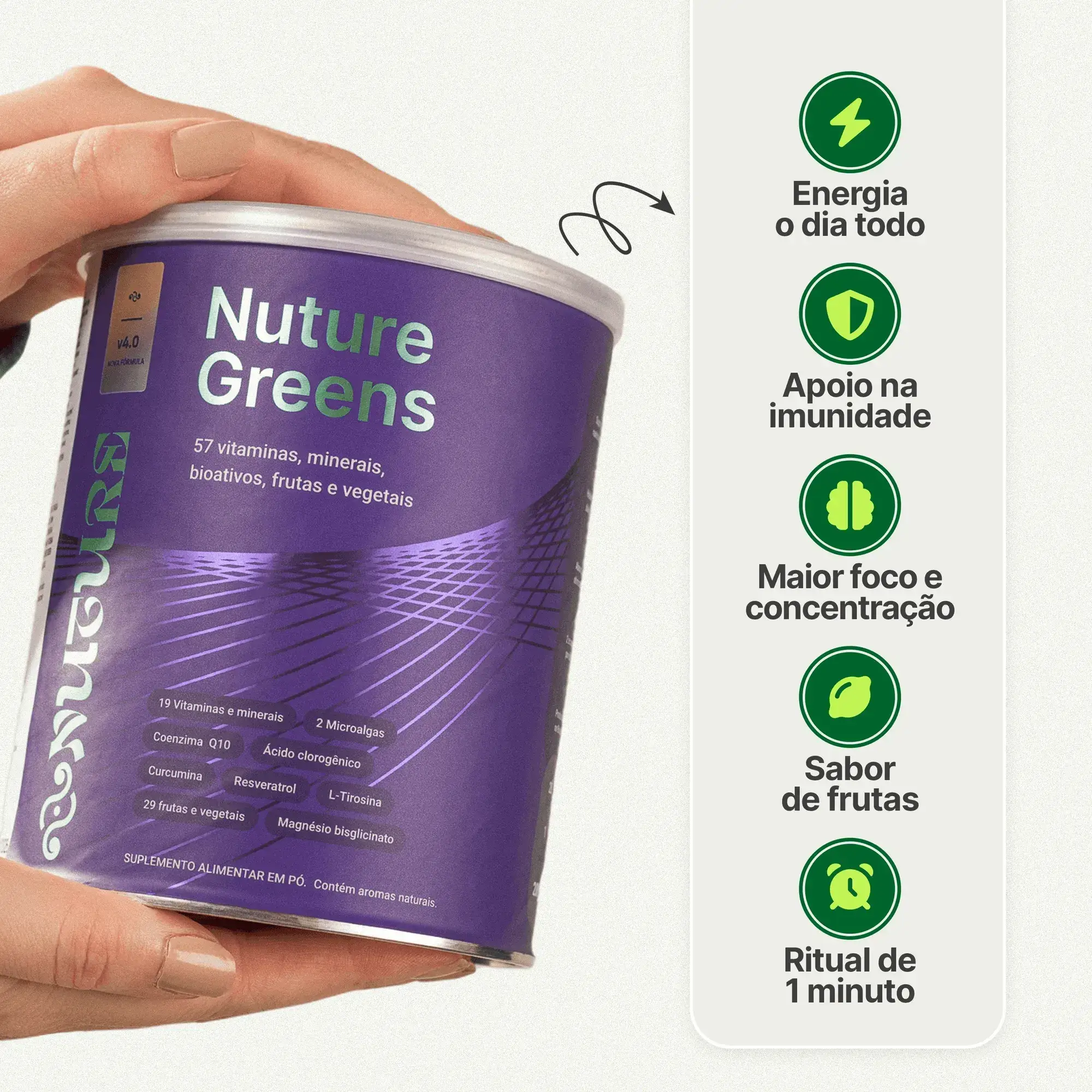 Mulher sorrindo com o produto